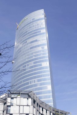 Bilbao, İspanya - 10 Şubat 2017: Güneşli bir günde dış görünüm Iberdrola Kulesi'ne. Merkez elektrik Iberdrola şirket. Bask Ülkesi, İspanya en yüksek binası olan.