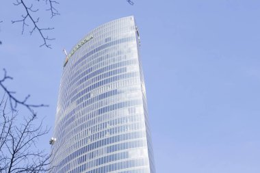 Bilbao, İspanya - 10 Şubat 2017: Güneşli bir günde dış görünüm Iberdrola Kulesi'ne. Merkez elektrik Iberdrola şirket. Bask Ülkesi, İspanya en yüksek binası olan.