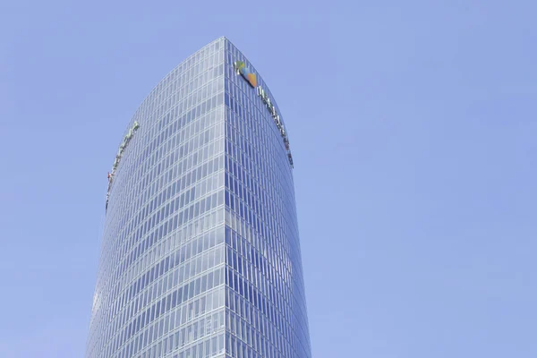 Bilbao, İspanya - 10 Şubat 2017: Güneşli bir günde dış görünüm Iberdrola Kulesi'ne. Merkez elektrik Iberdrola şirket. Bask Ülkesi, İspanya en yüksek binası olan.