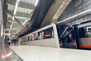 Bilbao, İspanya - 09 Mart 2017: Bilbao şehir metro istasyonu. Sarriko istasyonu. Bilbao metro yapım aşamasında, 1988-günümüze kadar olan modern bir tasarımdır. Uzun pozlama vurdu.