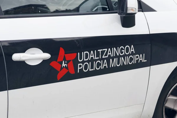 Bilbao, İspanya - 09 Mart 2017: Bilbao şehir polis gücü logosu birinde kendi araçları.