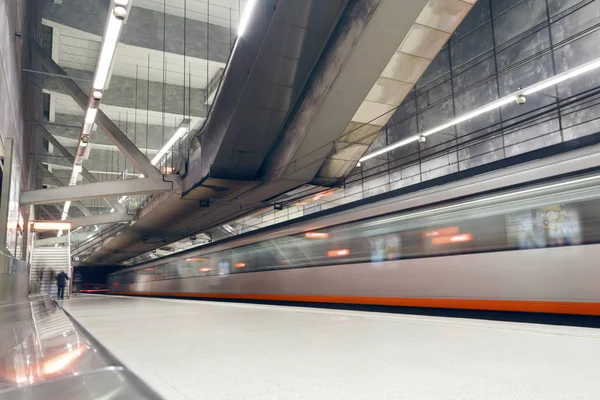 Bilbao, İspanya - 09 Mart 2017: Bilbao şehir metro istasyonu. Sarriko istasyonu. Bilbao metro yapım aşamasında, 1988-günümüze kadar olan modern bir tasarımdır. Uzun pozlama vurdu.