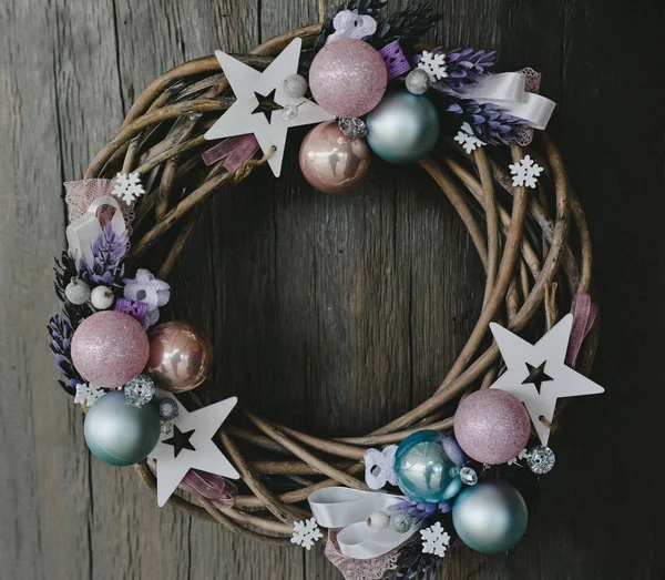 Handmade Christmas Wreath - Holidays Handmade Christmas Wreath on the Old Oak Background — Stock Photo, Image