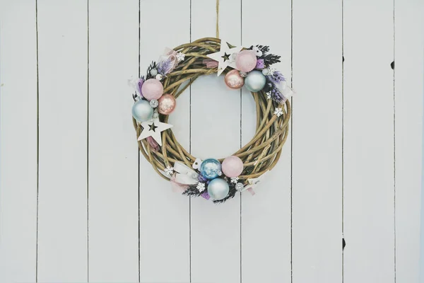 Cute Christmas Decoration Wreath on White Wooden Background. Softness at the winter holidays — Stock Photo, Image