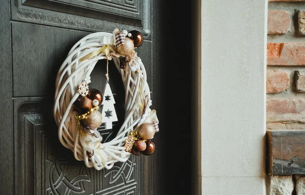 Decoración moderna de Navidad en la puerta. Fondo hermoso invierno —  Fotos de Stock