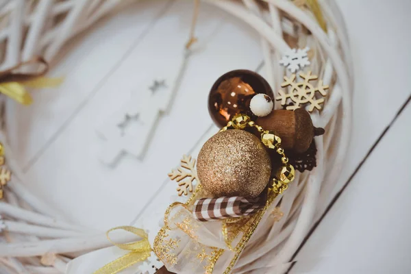 Detalle de decoración de Navidad. Corona de vacaciones sobre fondo de madera blanca para su personal —  Fotos de Stock