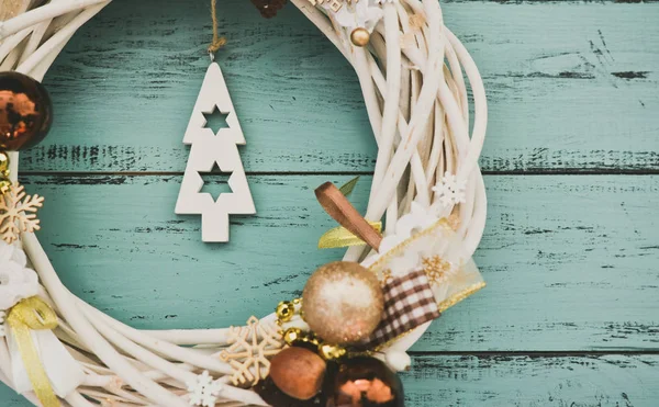 Corona de Navidad sobre fondo de madera. Fondo fantástico para vacaciones —  Fotos de Stock