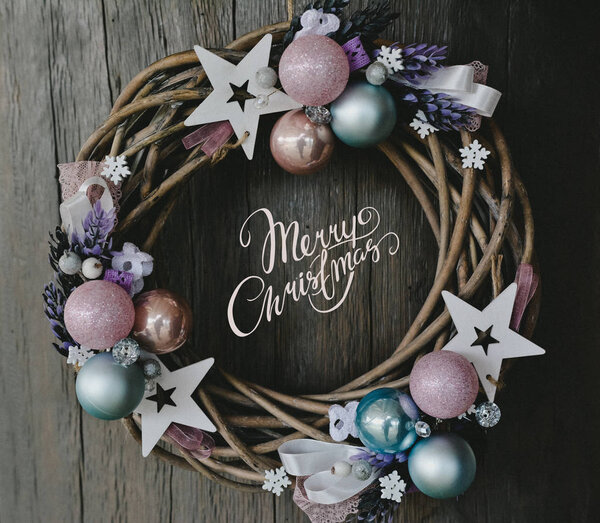 Merry Christmas message with Beautiful Christmas Wreath. Beautiful Decorations on Dark Wooden Background — Stock Photo, Image