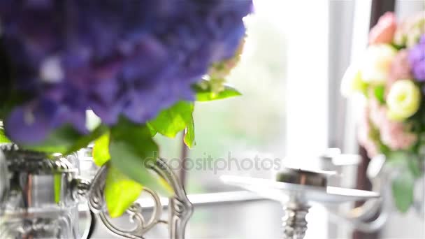 Dekorerade ljusstakar med Magenta blommor i Hortensia stil — Stockvideo