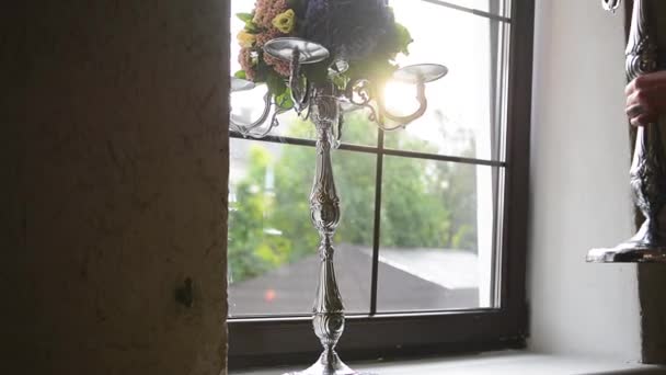 Florist Girl pone candelabros en un molino de ventana. Boda moderna decorada — Vídeos de Stock