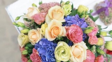 Ahşap arka plan üzerinde pembe zarf içinde güzel gül yaprakları. Aşk ya da Sevgililer günü kavramı için en iyi görünümü arka plan