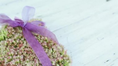 Boutonnieres Vintage beyaz Table.Beautiful düğün arka plan üzerinde sevimli çiçek