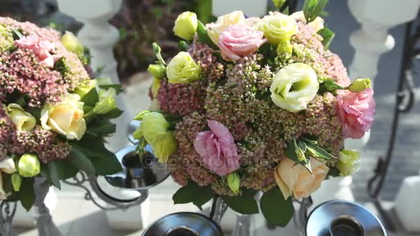 Bougeoirs pour la cérémonie de mariage combinés avec des fleurs — Video