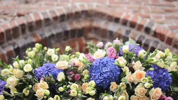 Arco decorativo para o casamento de hortênsias e rosas que decorado por floristas profissionais . — Vídeo de Stock