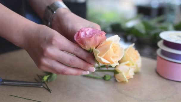 Girl Mastering a Boutonniere of Flower la superficie de trabajo de la Floristería para la ceremonia de boda. Movimiento rápido — Vídeos de Stock