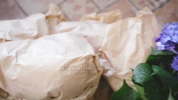 Hortensie für die Trauung in Kraftpapier verpackt — Stockvideo