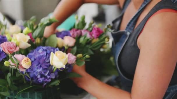 Флорист украшает композицию гортензии в современном стиле для свадебной церемонии — стоковое видео