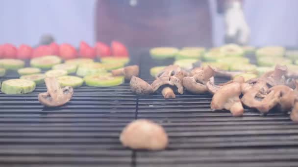 Warzywa Grzyby Grill Małym Ogniu Przygotowania Dymu — Wideo stockowe
