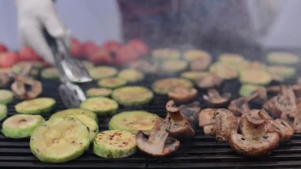 Heerlijke Groenten Paddestoelen Grill Met Rook Voorbereiden — Stockvideo