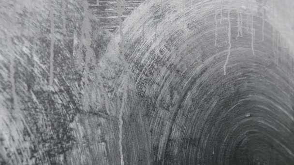 Homme courageux frappant avec poing un mur graffiti peint fronçant les sourcils 