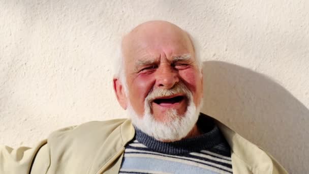 Старый счастливый дедушка с белой бородой смеется, медленное движение — стоковое видео