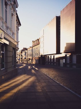Sunset 'teki modern ve eski şehir. Güzel Sanatlar Arkaplanı