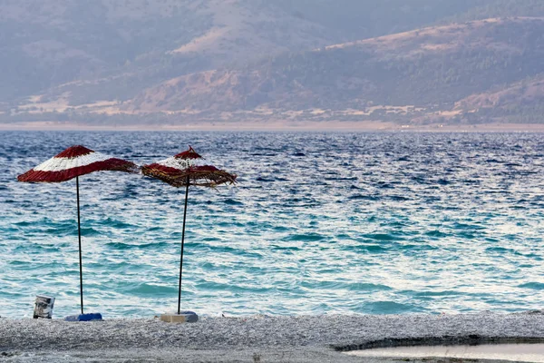 Gölde plaj şemsiye