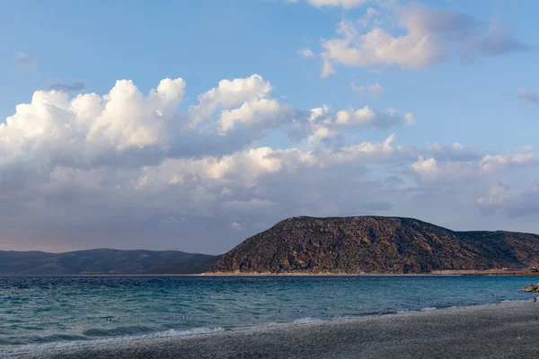 Dağlar ve deniz doğa ile mavi gökyüzü altında 