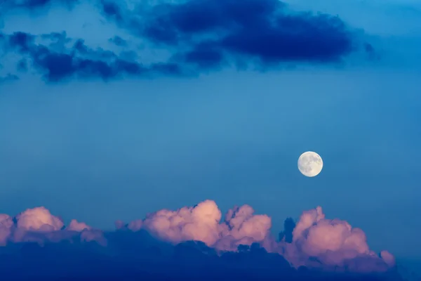 Wolkenlandschaft mit blauem Himmel und Mond — Stockfoto