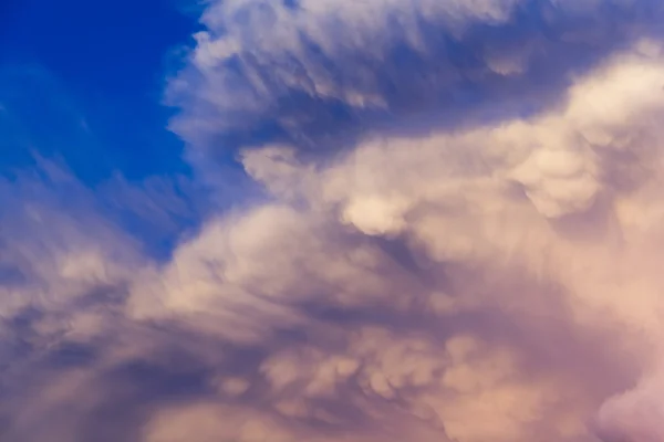 Wolkenlandschaft mit blauem Himmel — Stockfoto