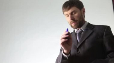 zamanlama, devre blok ve diyagramı sakallı işadamı çizer