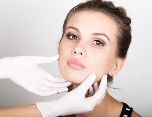 Şevval Özçelik Güzellik eller güzel genç kadın yüzü incelenmesi.