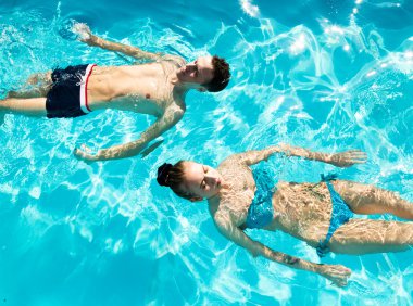 İki şampanya ile havuz bir dinlenme var. Onlar gülümseyen, sarılma öpüşme ve.