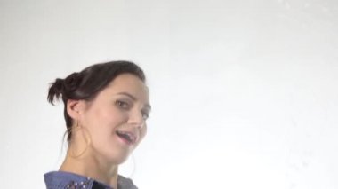 bir sprey, kumaş ve deterjan ile pencere yıkanmış genç ev hanımı. Köpük büyük bardakta. Ev kavramı.