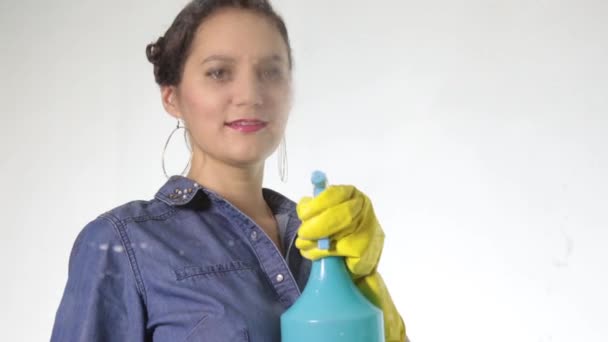 Jonge huisvrouw gewassen venster met een spray, een doek en een afwasmiddel. Grote glazen in schuim. Huishoudelijk werk concept. — Stockvideo