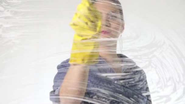 Jeune femme au foyer lavé fenêtre avec un spray, chiffon et détergent. Grand verre en mousse. Concept de travaux ménagers . — Video
