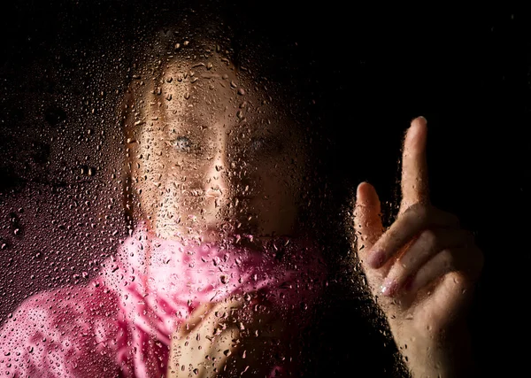 3.年轻伤心的女人在雨中躲在窗后，身上撒满了雨滴 — 图库照片