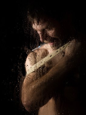 şırınga tutarak genç uyuşturucu bağımlısı damla, pencerenin arkasında