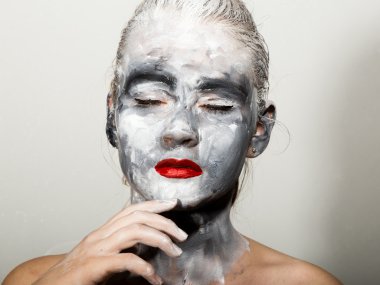soyut sanat makyaj. Yüz ve boyun kızlar gri renkler ve parlak kırmızı dudaklar ile bulaşmış. Holi Festivali