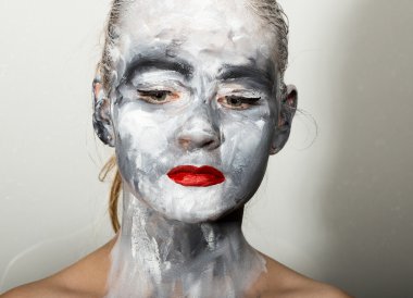 soyut sanat makyaj. Yüz ve boyun kızlar gri renkler ve parlak kırmızı dudaklar ile bulaşmış. Holi Festivali