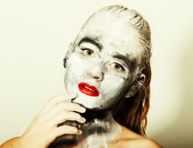 soyut sanat makyaj. Yüz ve boyun kızlar gri renkler ve parlak kırmızı dudaklar ile bulaşmış. Holi Festivali