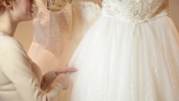 Młoda Ruda kobieta wybór sukni ślubnej w bridal boutique. przygotowania do ślubu Panna Młoda — Wideo stockowe