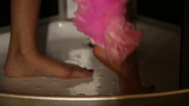 Suntanned fiatal nő testét szappannal mossa a zuhanyozás közben. Gyönyörű lány élvezi egy zuhany. — Stock videók