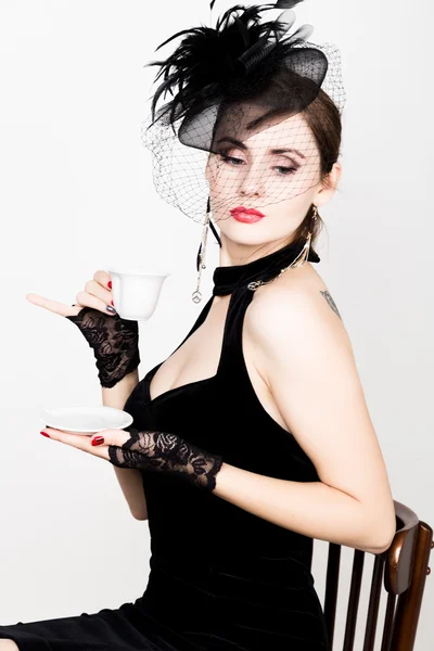 Glamour flicka med en kopp kaffe. mode kvinna dricker kaffe eller te — Stockfoto