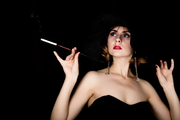Skönhet retro kvinnlig modell med professionell makeup och munstycket i hand. mode vintage kvinna på en mörk bakgrund — Stockfoto