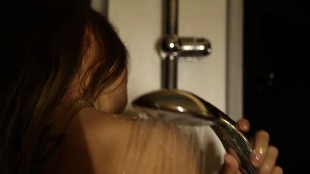 Mulher no chuveiro, jovem mulher tomando banho sob água refrescante, estilo de vida saudável, aproveitando o tempo — Vídeo de Stock