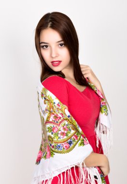 güzel genç kadın kırmızı bir elbise giymiş ve eşarp studio poz renkli