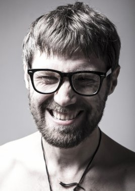 sakallı adam gözlüklü aptalı oynuyor. çılgın adam, komik ifade