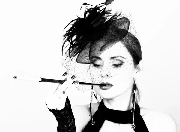 Szépség retro női modell professzionális smink és szócsöve a kezében. fekete-fehér — Stock Fotó