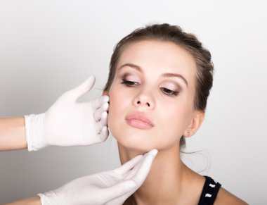 Şevval Özçelik Güzellik eller güzel genç kadın yüzü incelenmesi.